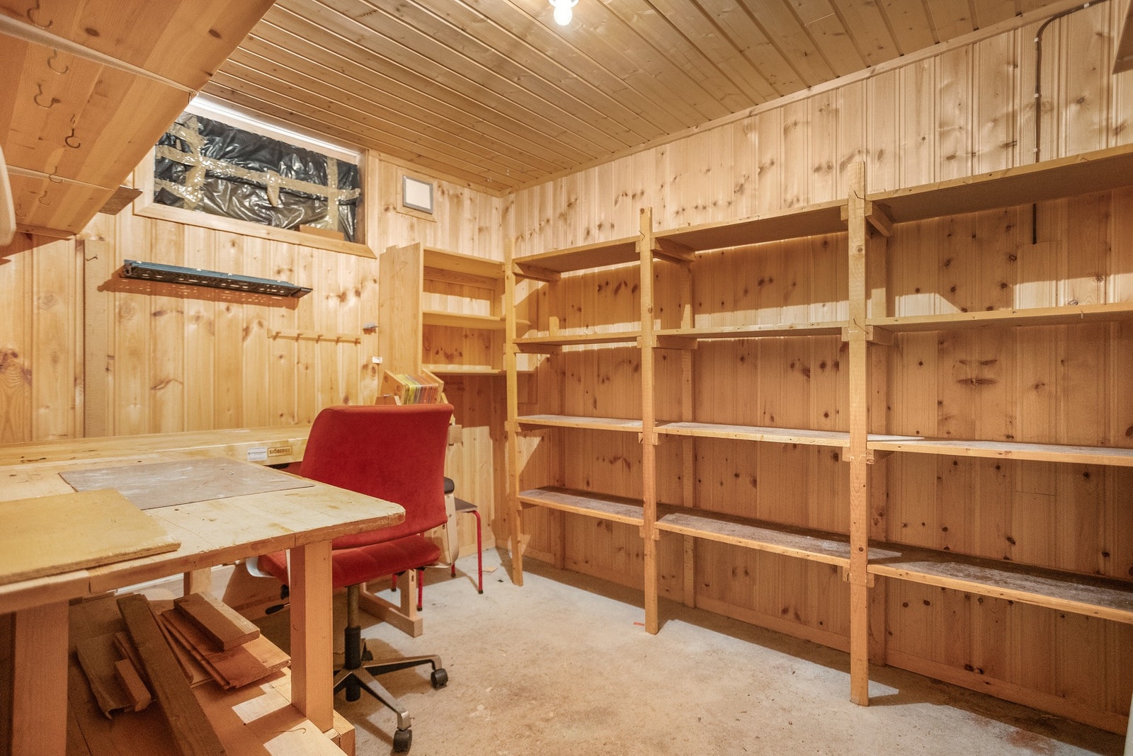 Arbeidsrom i kjelleren med arbeidsbenk. Galleribilde