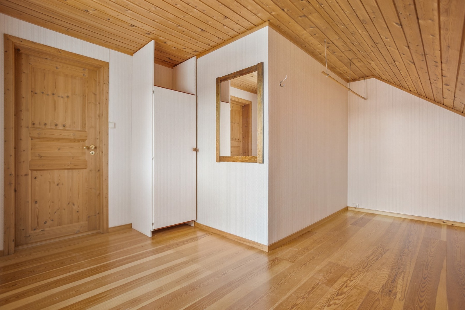 Soverom med plass til seng og garderobe. Galleribilde