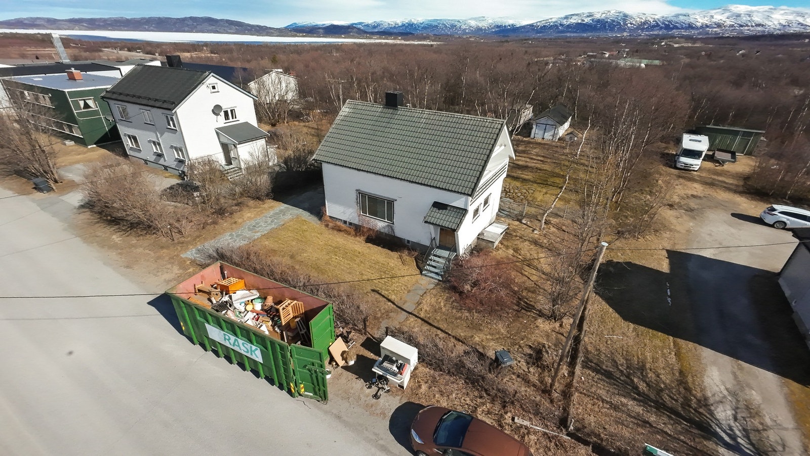 Nærområdet består av spredt bebyggelse og natur. Galleribilde