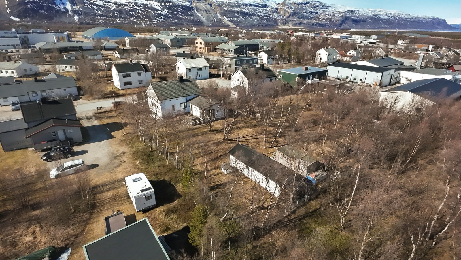 Eiendommen ligger i et etablert nabolag med fjell i bakgrunnen. Galleribilde