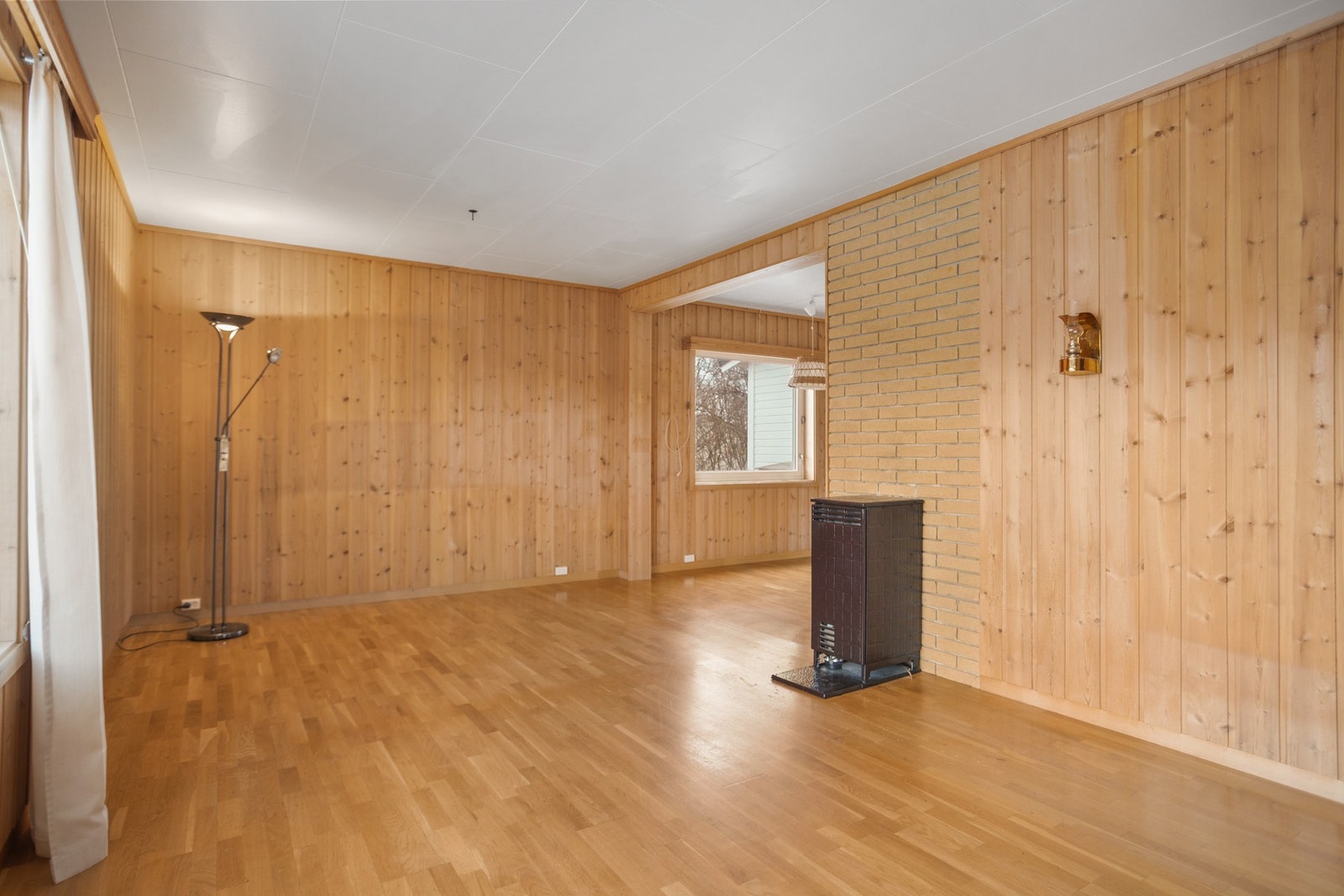 Rommet varmes opp av en klassisk vedovn. Galleribilde