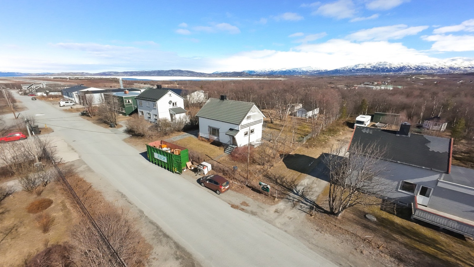 Oversiktsbilde som viser husets plassering i gaten. Galleribilde