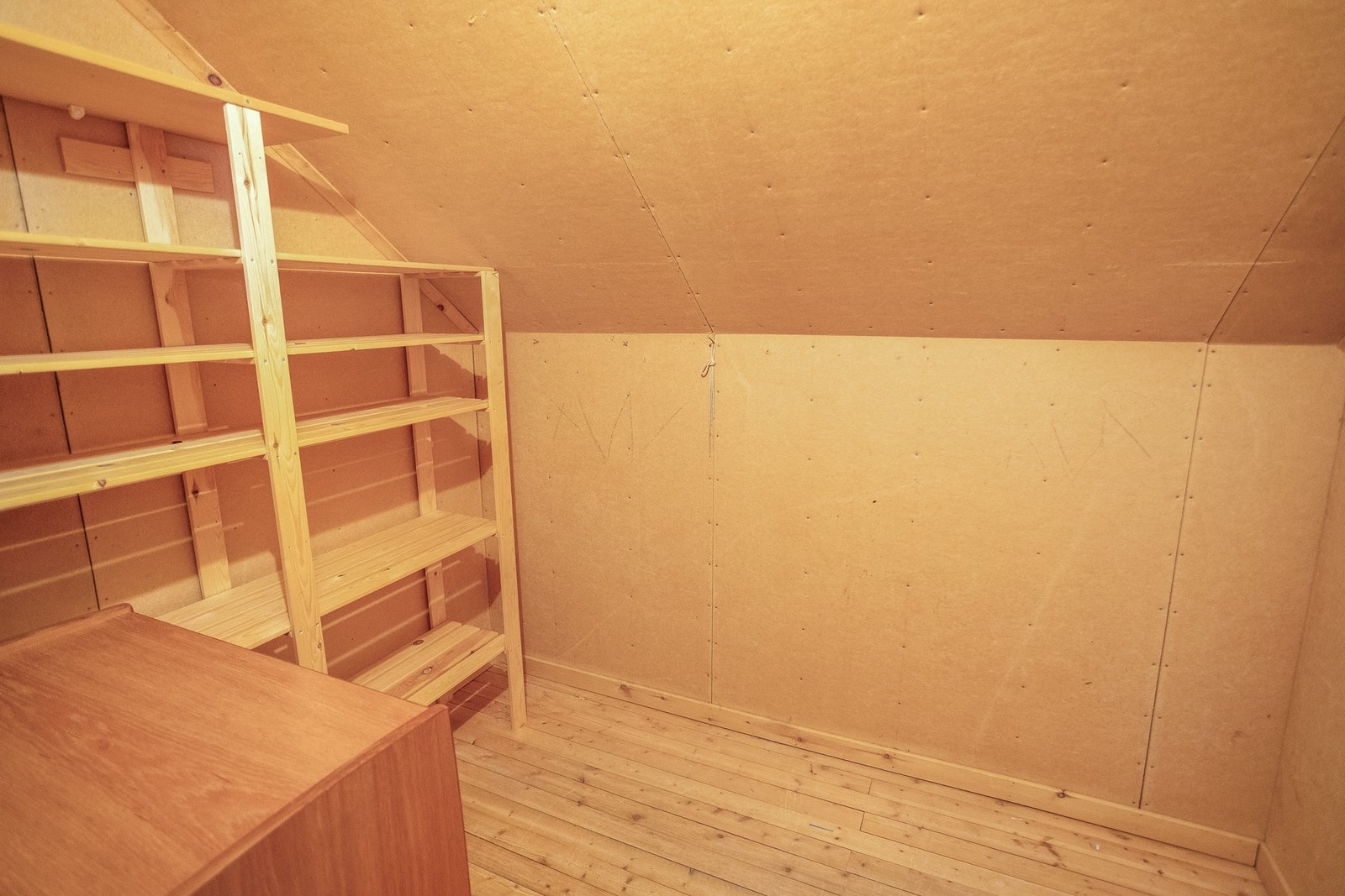 Innvendig bod med hyller for praktisk lagring. Galleribilde