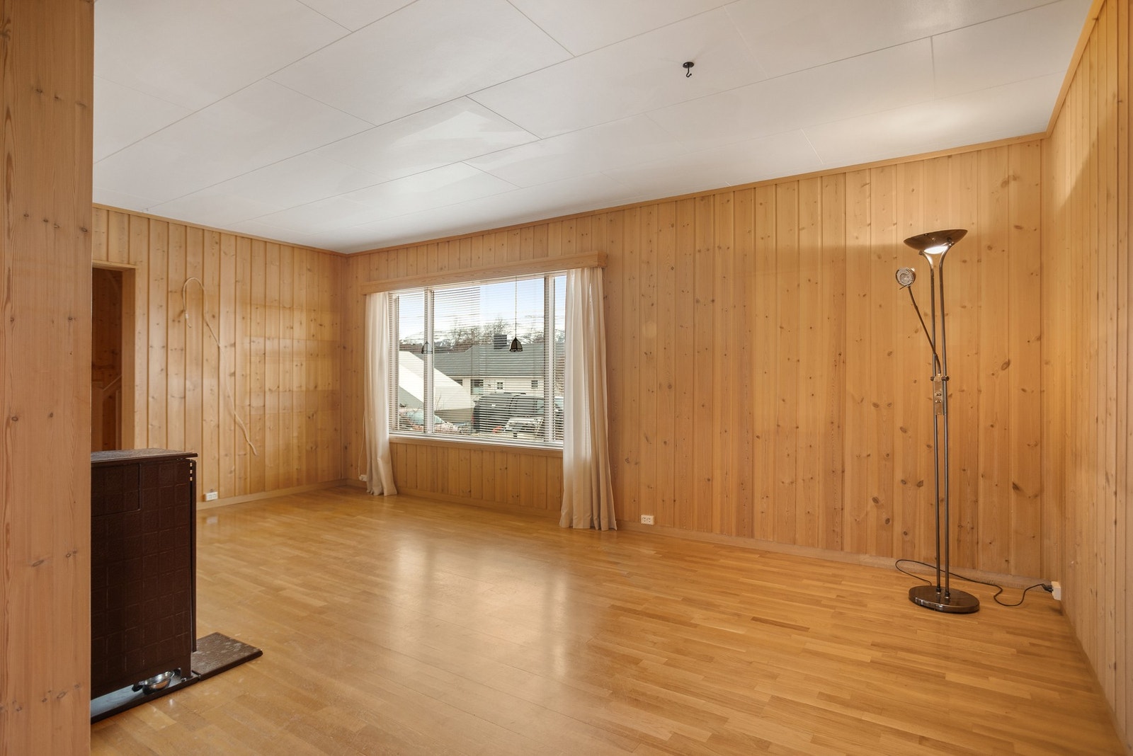 Store vindusflater slipper inn naturlig dagslys. Galleribilde