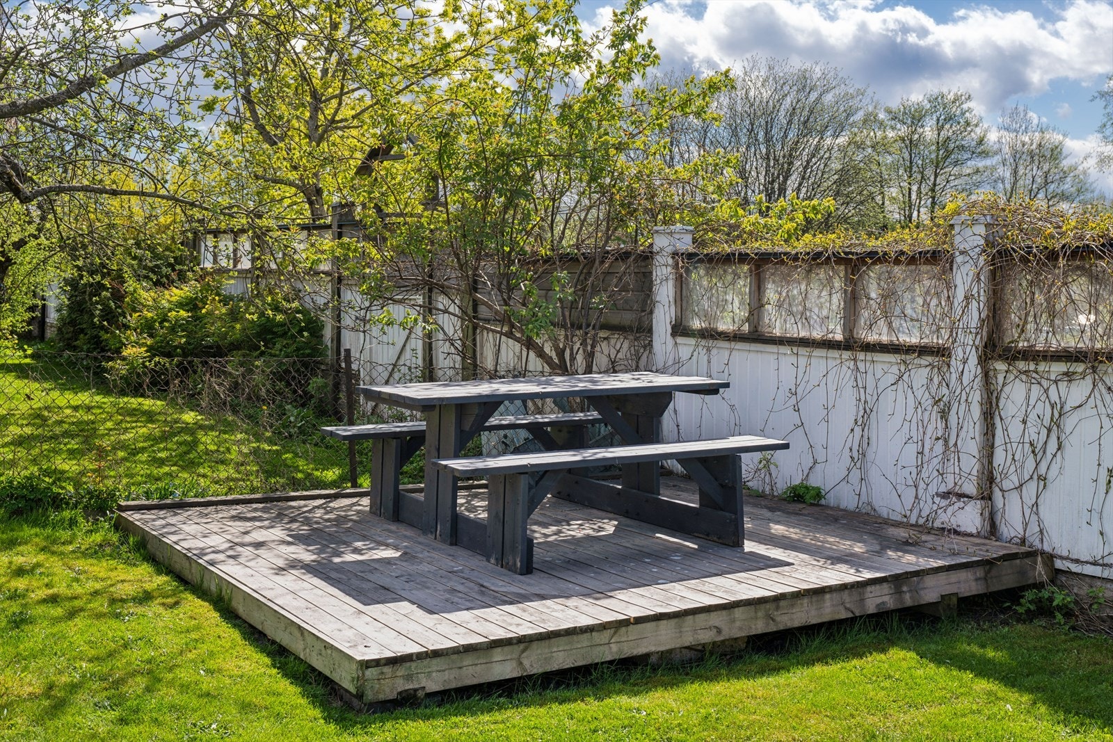 I hagen er det en platting med plass til langbord for sosiale sammenkomster. Galleribilde