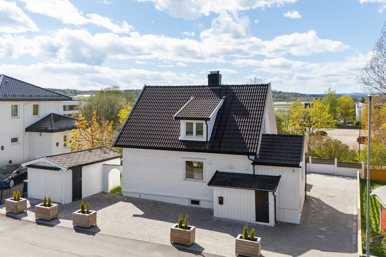 Boligen har en klassisk og tidløs arkitektur, med en flott opparbeidet innkjørsel med belegningsstein. Galleribilde