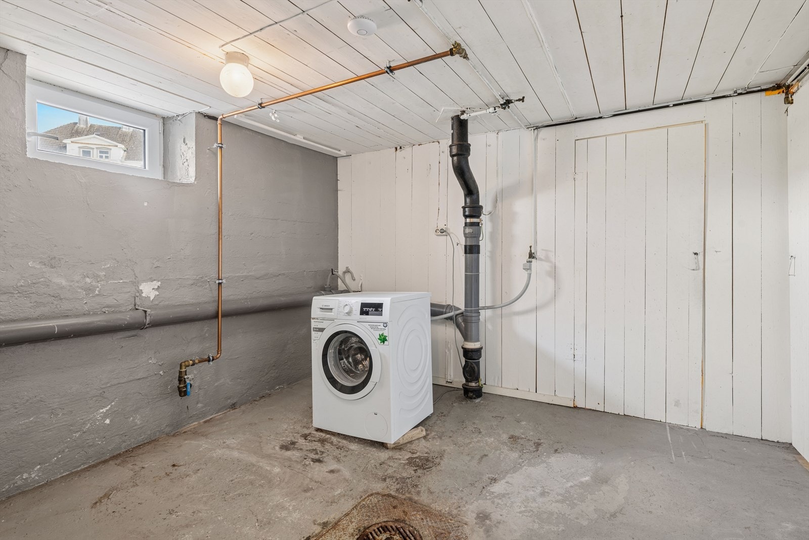 Separat vaskerom i underetasjen med opplegg for vaskemaskin og god plass til tørkestativ. Galleribilde