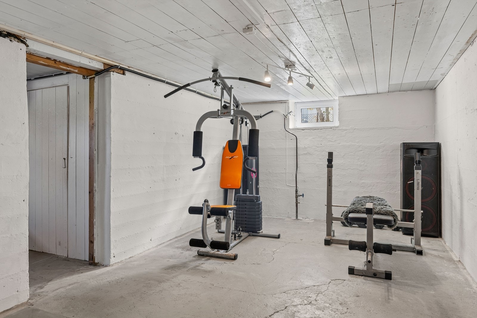 Kjellerstuen er et ypperlig rom for hobbyaktiviteter eller treningsrom. (Ikke godkjent for varig opphold, se pkt. ferdigattest) Galleribilde