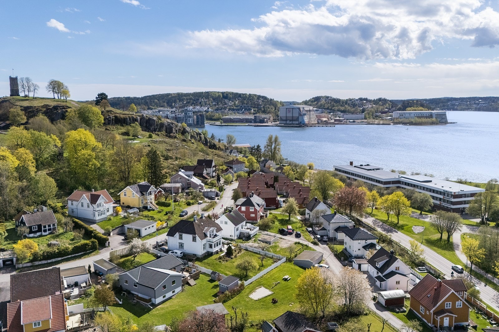Eiendommen ligger i et veletablert og barnevennlig nabolag, med kort avstand til både sjø, natur og Tønsberg sentrum. Galleribilde