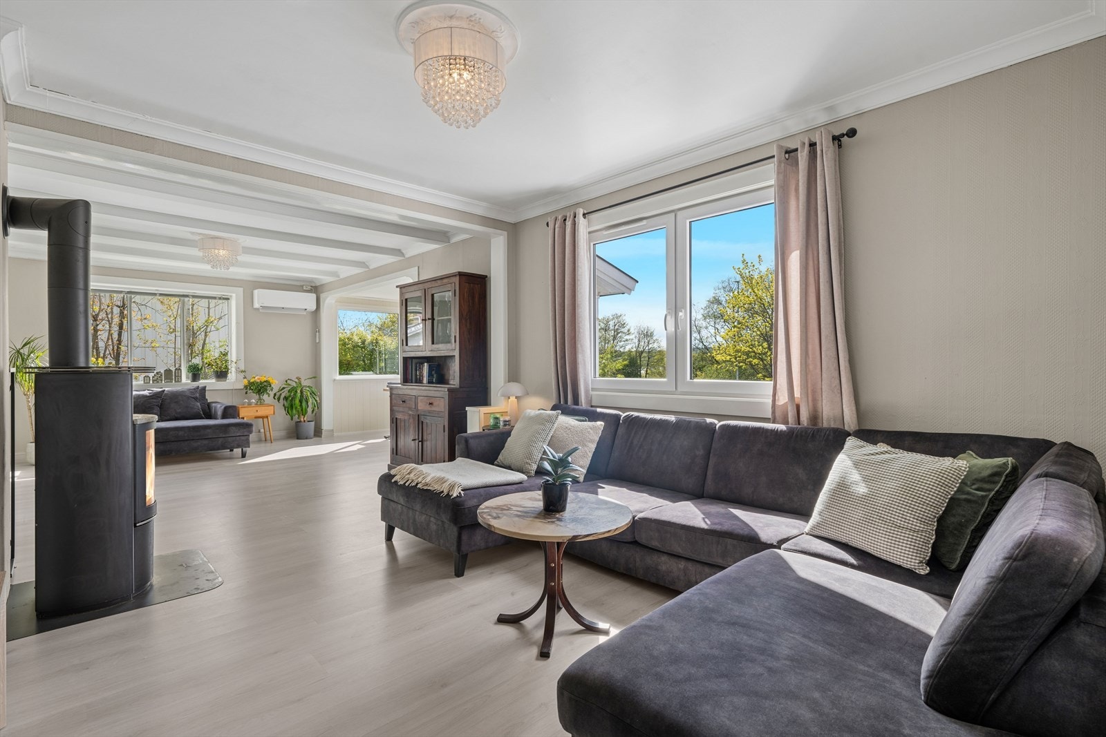 Plass til både en stor sofagruppe og en egen lesekrok ved vinduet. Galleribilde