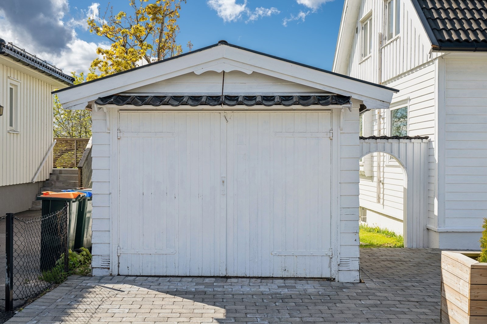 Garasje på tomten og ellers rikelig med parkeringsplasser på gårdsplassen. Galleribilde