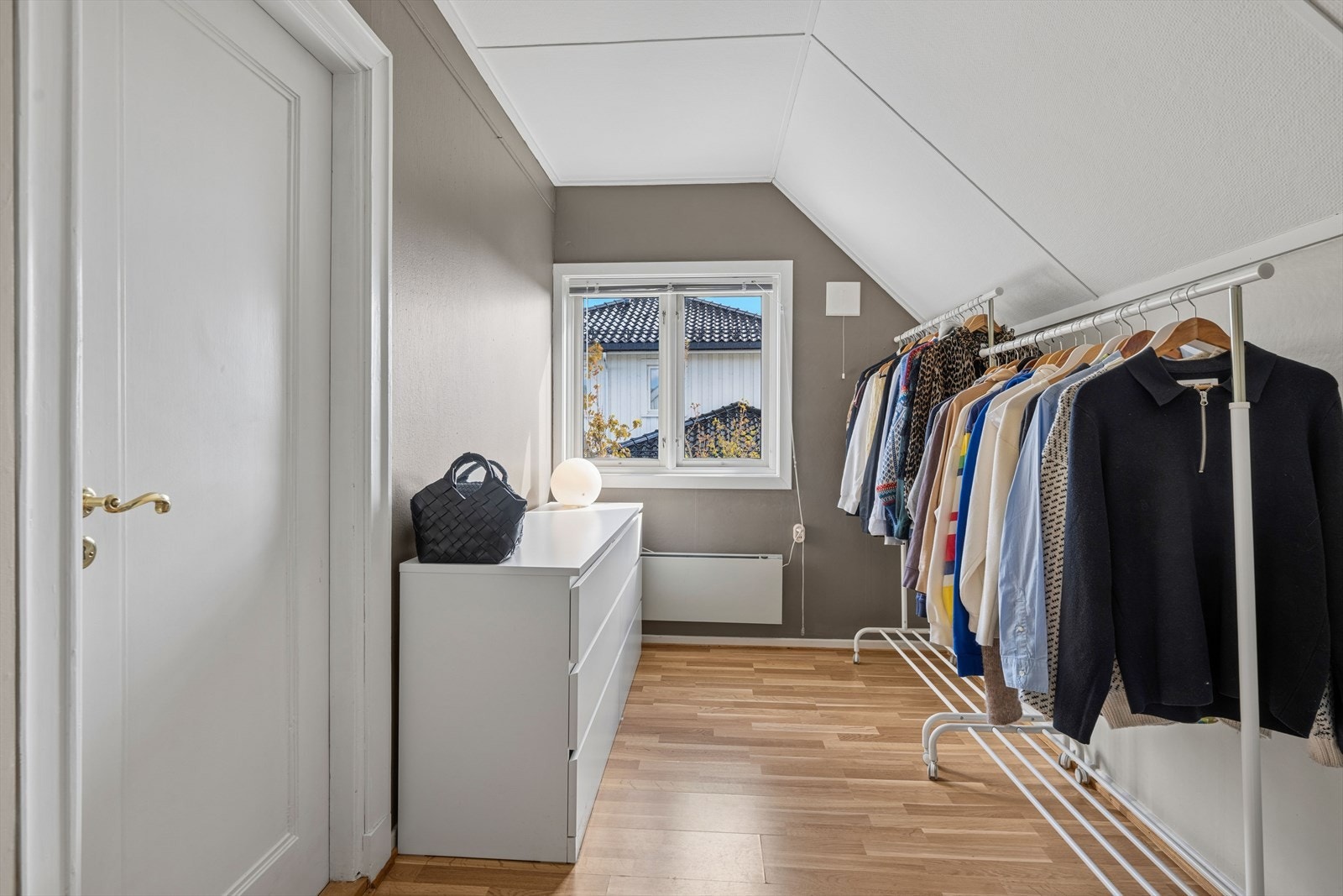 walk-in garderobe / soverom nr. 2 i loftetasjen (Opprinnelig stue, se pkt. ferdigattest) Galleribilde