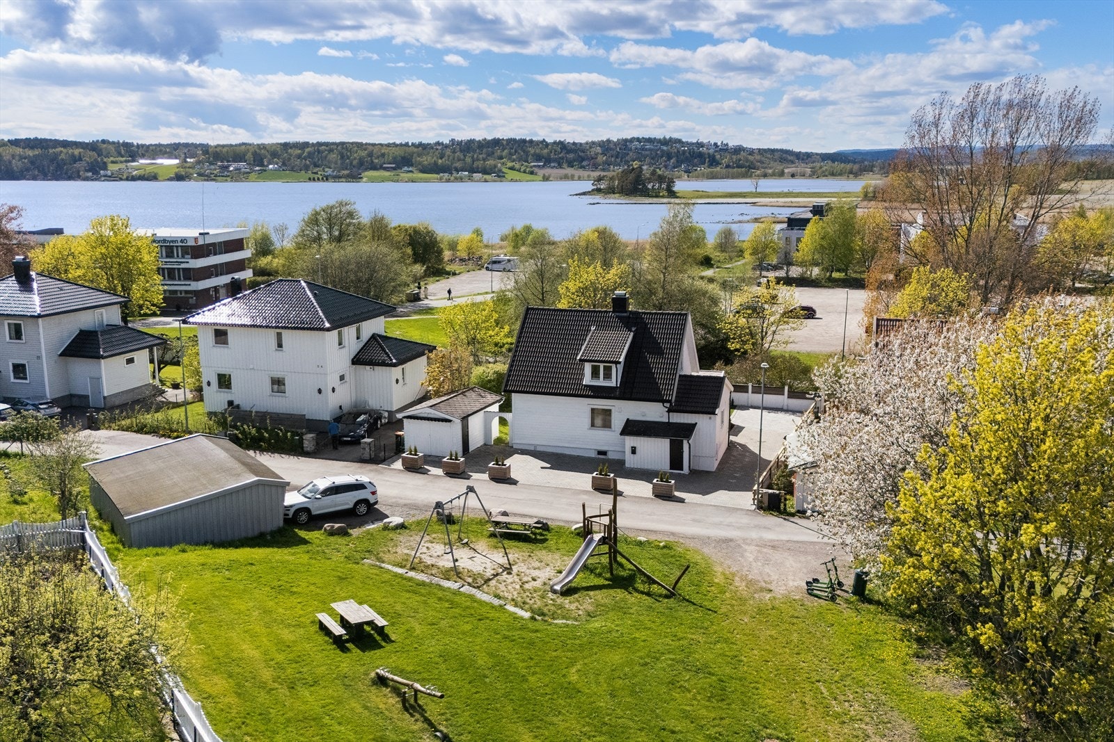 Eiendommen ligger skjermet til i en rolig gate med lite gjennomgangstrafikk. Lekeplass for de minste like over veien! Galleribilde
