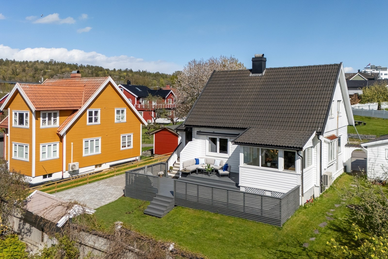 Eiendommen har en vestvendt og solrik tomt, med en stor terrasse som blir en naturlig forlengelse av stuen. Galleribilde