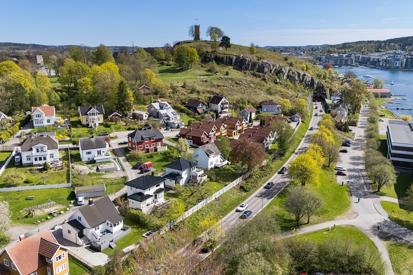 Med Slottsfjellet i nærheten har man tilgang til flotte turområder og byens historiske landemerke. Galleribilde