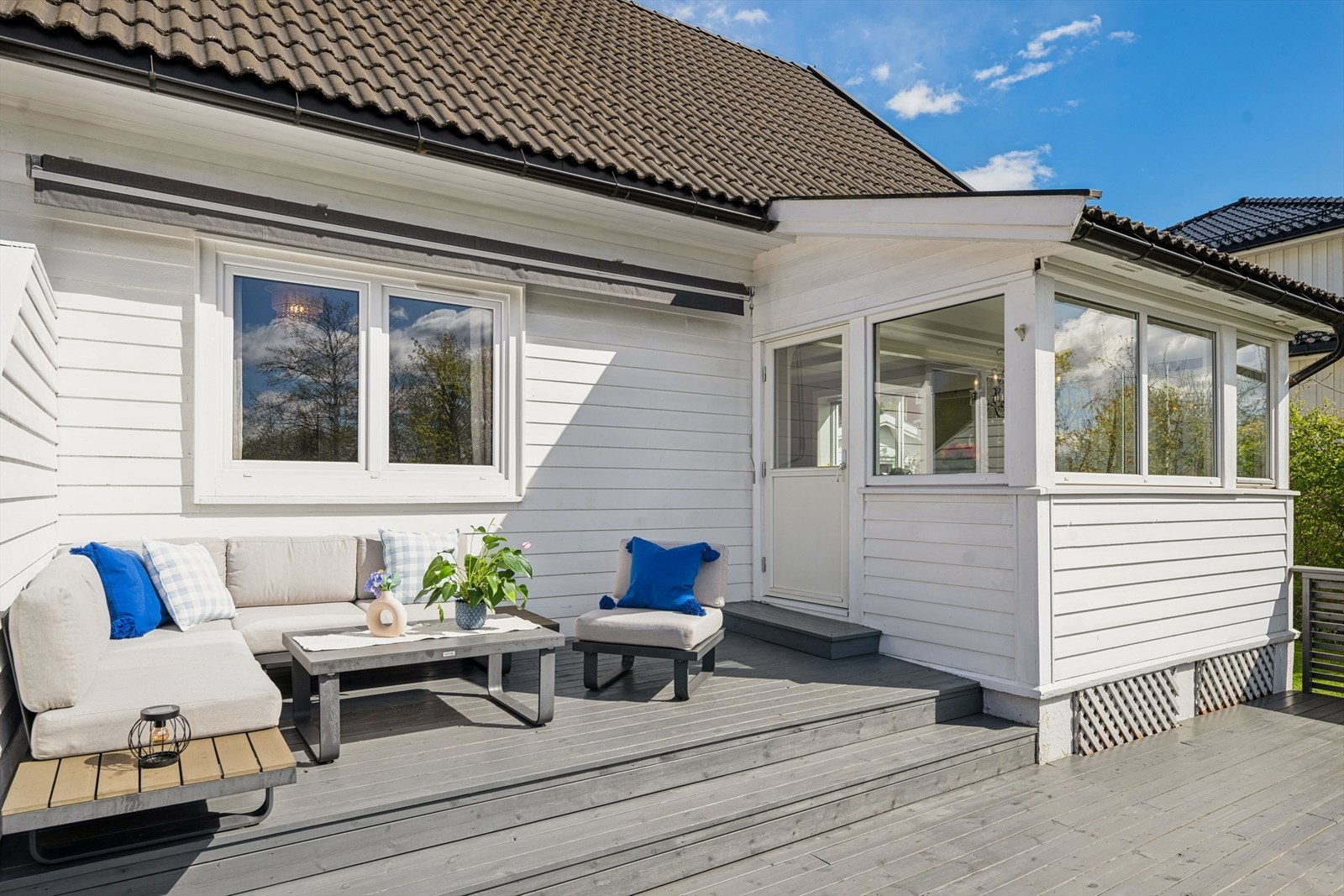 Her er alt tilrettelagt for å nyte lange sommerdager utendørs, med god plass til både loungegruppe og spisebord. Galleribilde