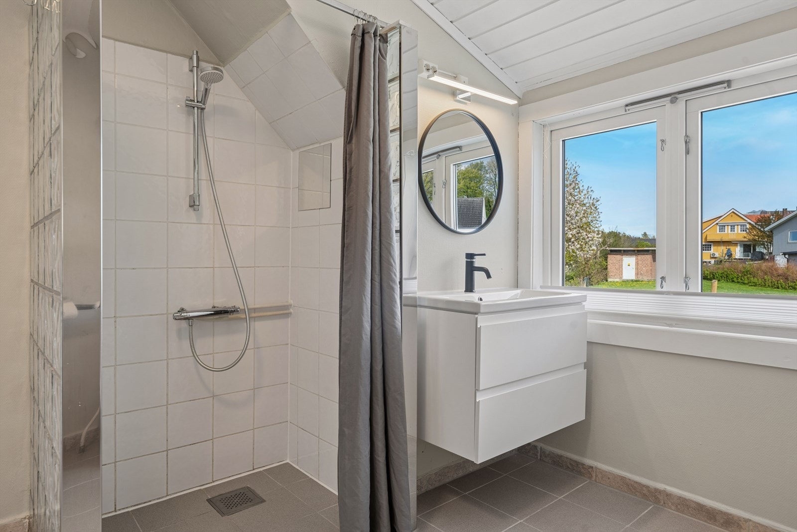 Badet er innredet med servant med baderomsmøbel under, samt speil med belysning. Galleribilde
