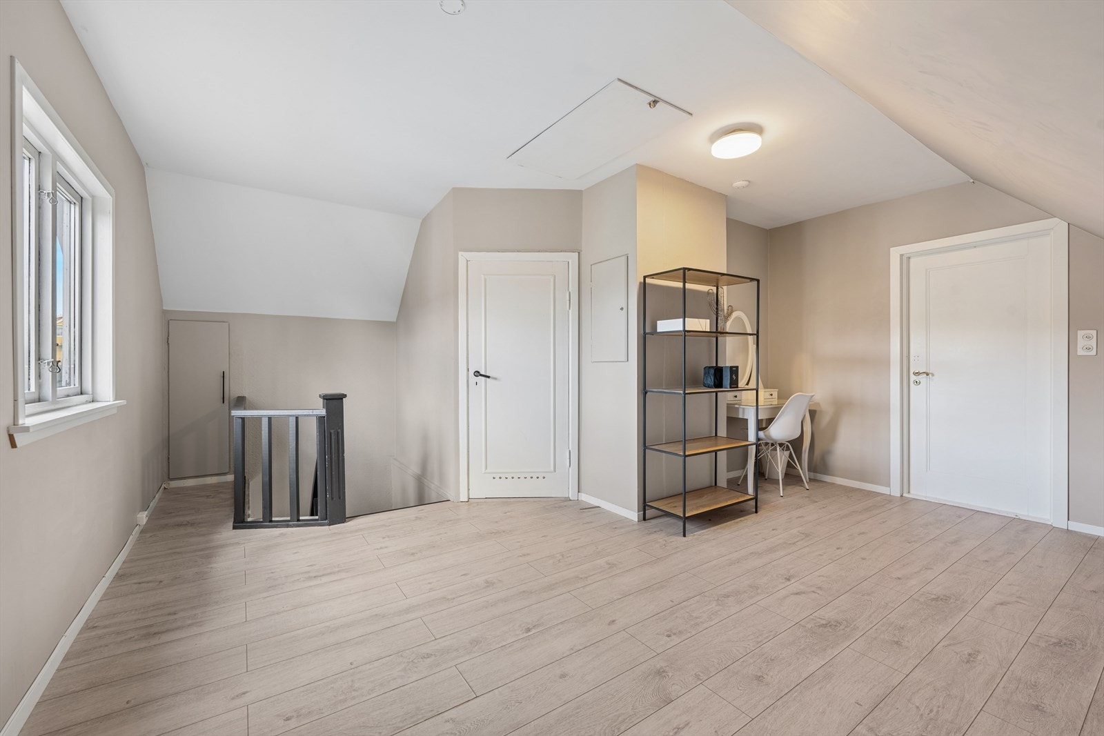 Loftstuen er et fleksibelt rom som kan brukes som TV-stue, kontor eller lekerom. Galleribilde