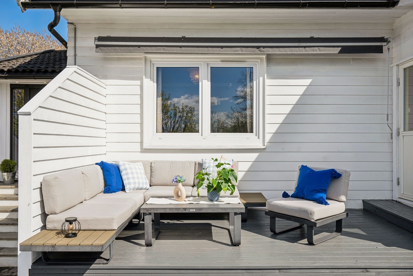 Den vestvendte terrassen bader i ettermiddags- og kveldssol. Galleribilde