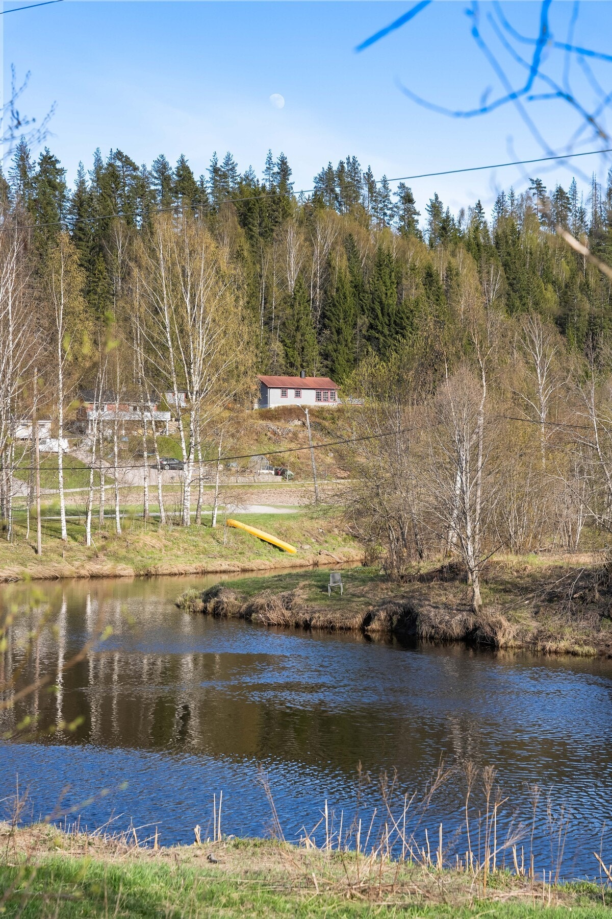 Det er gode rekreasjonsmuligheter knyttet til Nitelva som renner gjennom nærområdet. Galleribilde