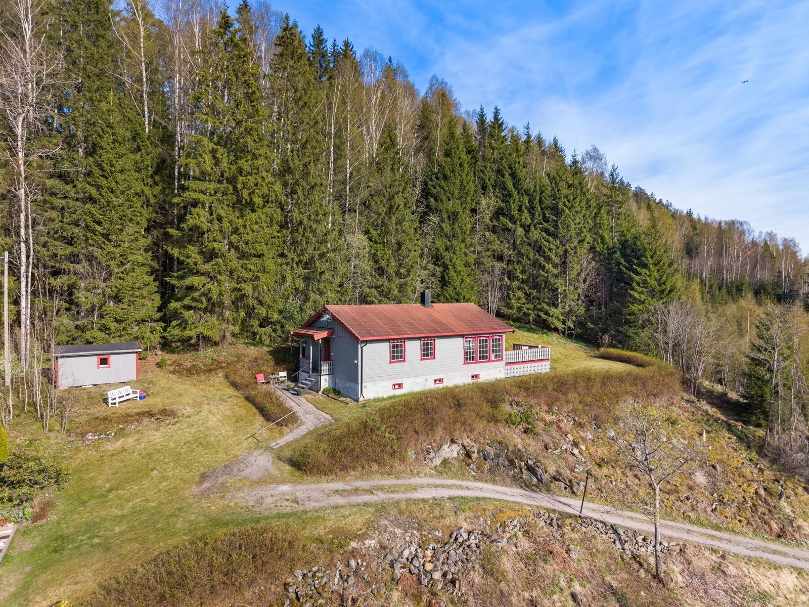 Her bor du høyt og fritt til, med vidstrakt utsikt over kulturlandskap, jorder og skogkledde åser, samtidig som du har nærhet til både natur og nødvendige servicetilbud. Galleribilde