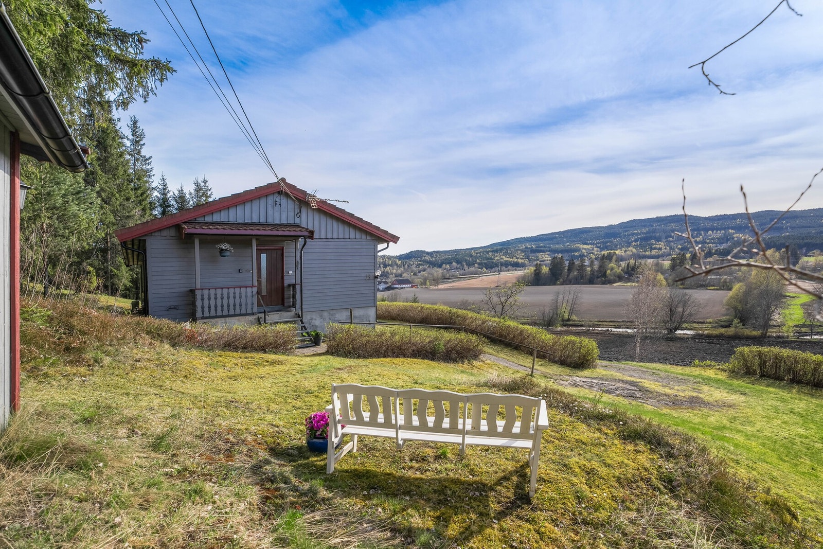 Landlig beliggenhet på solsiden. Galleribilde