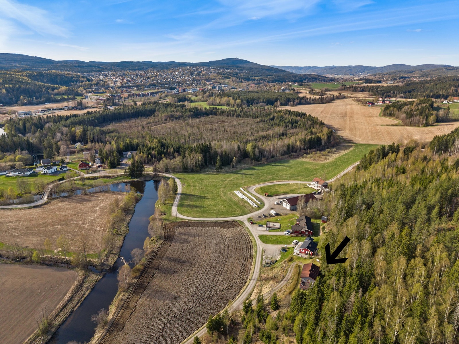 Fra boligen er det kun 850 meter til busstopp på Riksvei 4. Galleribilde