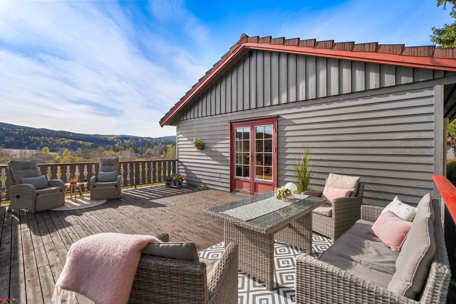 Fra stuen er det utgang til en solrik veranda på ca. 33,5 m². Galleribilde