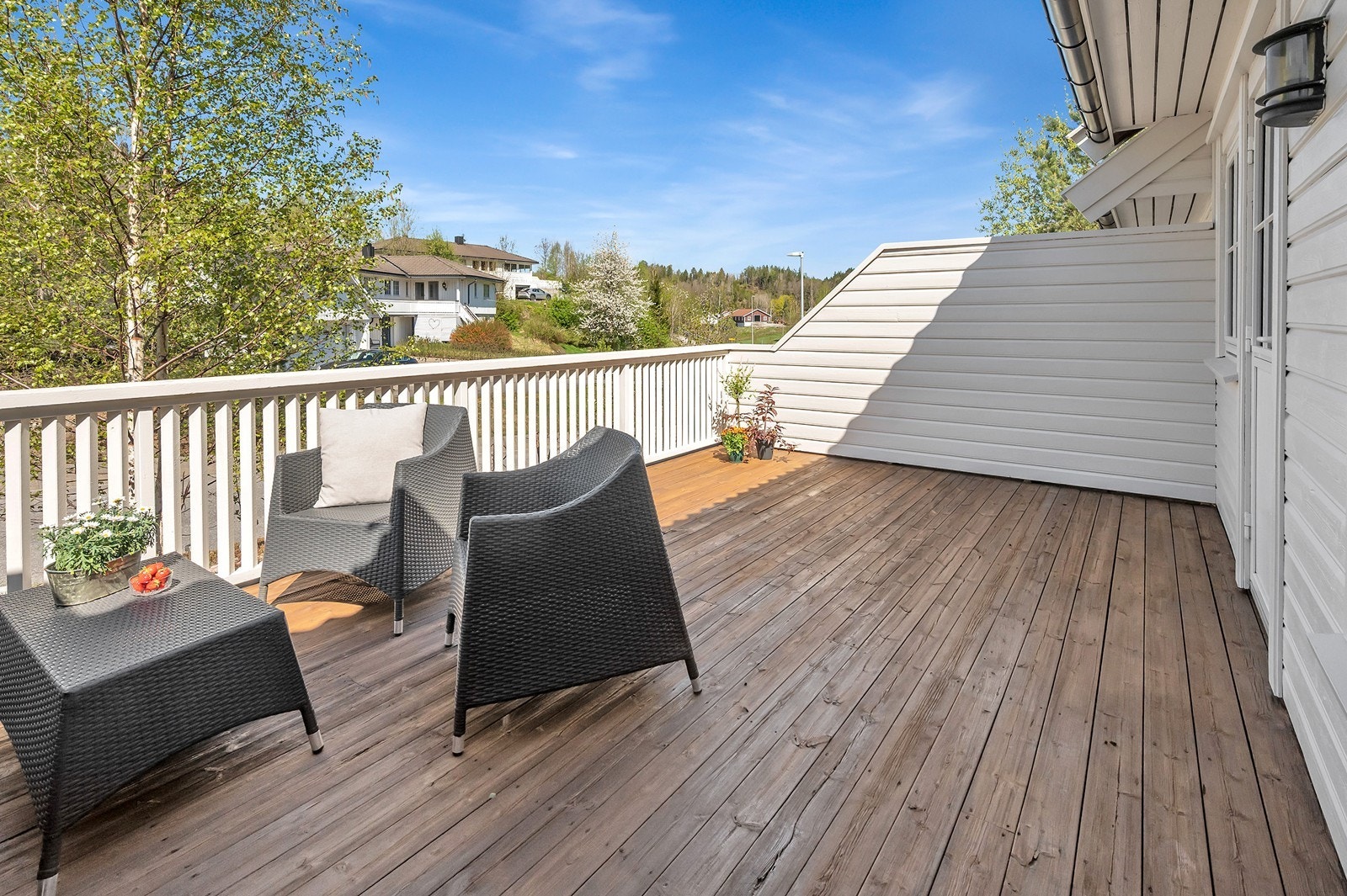Terrasse oppført i tre gir et romslig uteområde for ulike aktiviteter. Galleribilde
