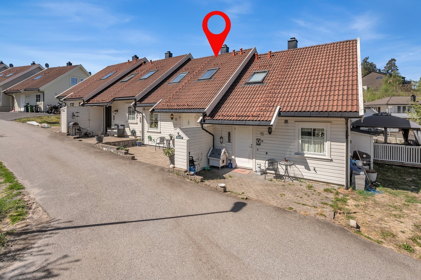 Husets beliggenhet byr på enkel adkomst og gode solforhold. Galleribilde