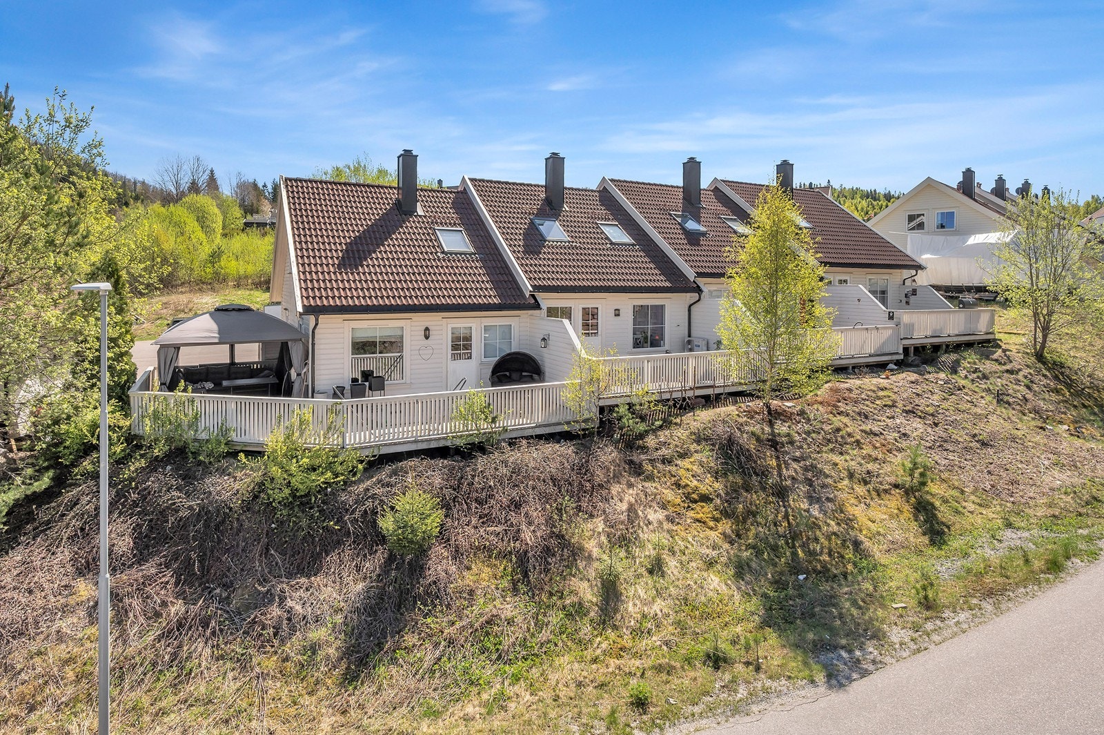 Rekkehuset ligger i et skrånende terreng som gir utsikt fra terrassen. Galleribilde