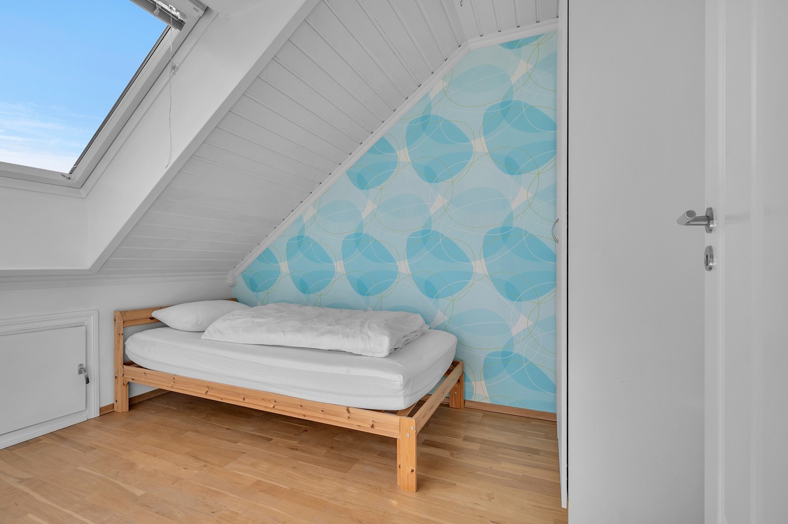 Det andre soverommet har skråtak og parkettgulv. Galleribilde