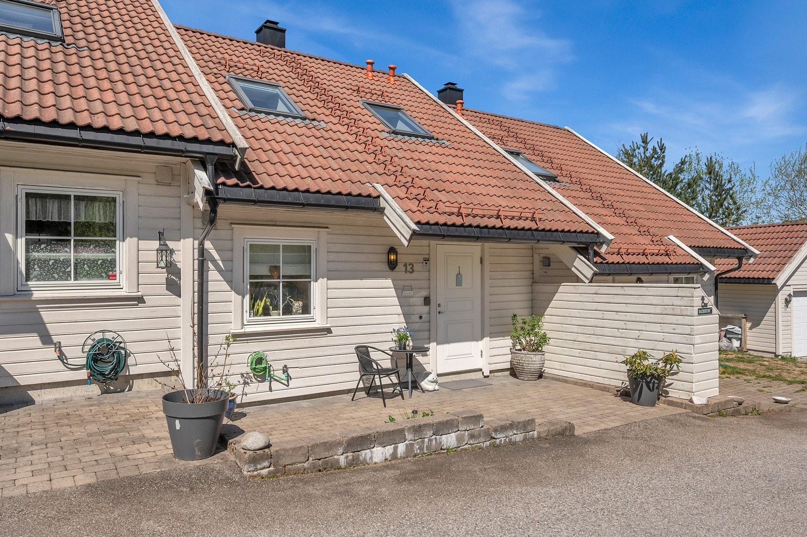 Innkjørselsområdet er pent tilrettelagt med plantekasser og god plass. Galleribilde