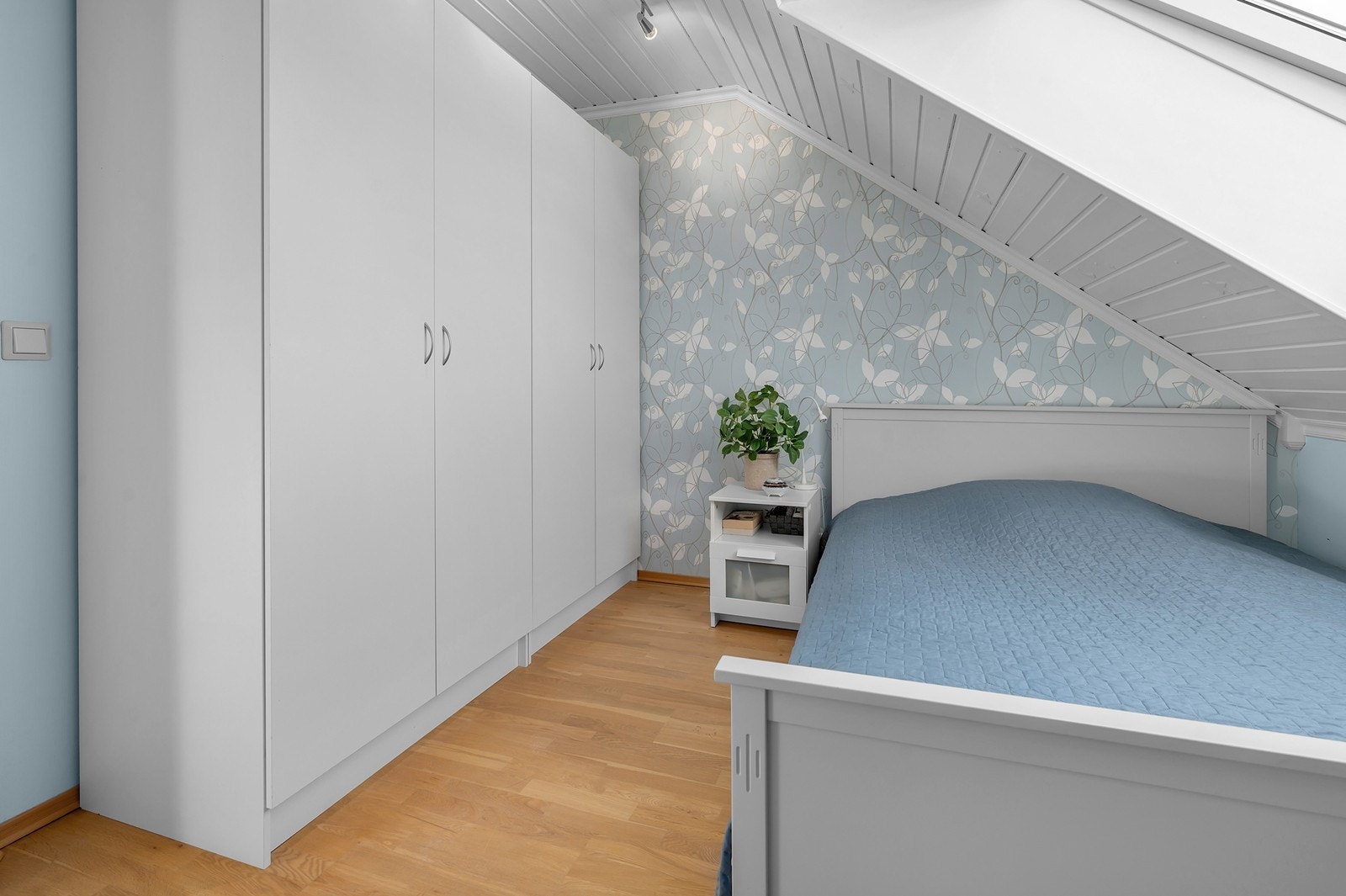 Hovedsoverommet har plass til dobbeltseng og stort klesskap for praktisk oppbevaring. Galleribilde