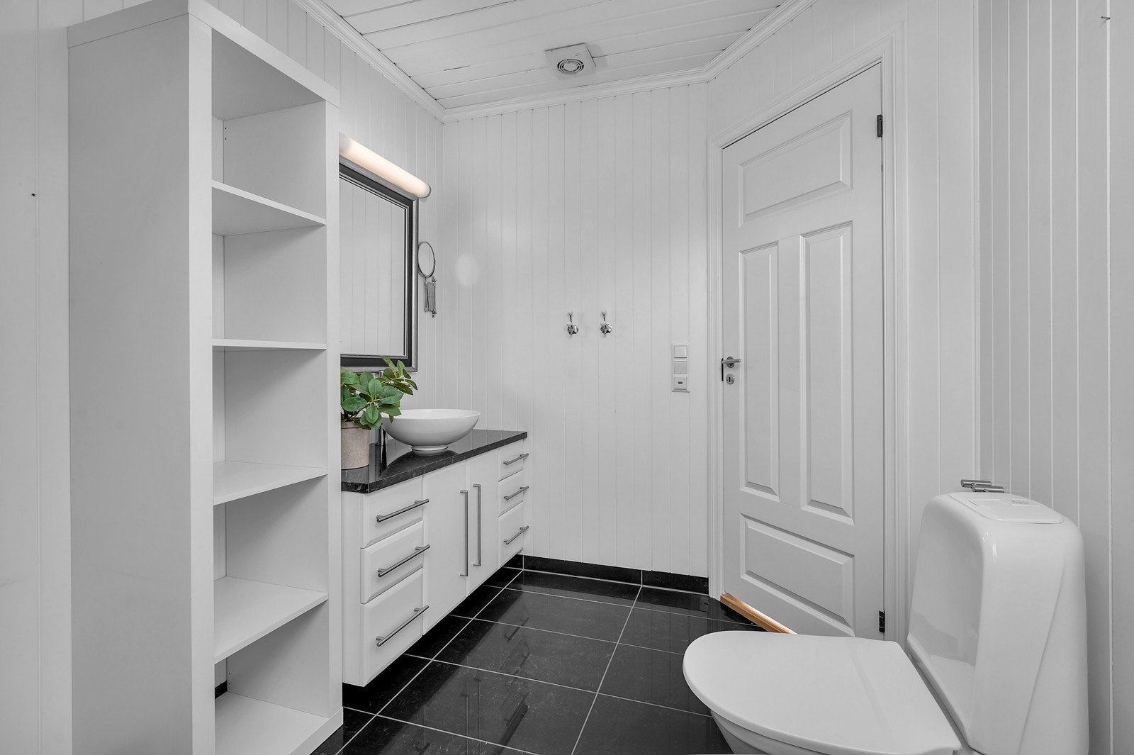 Det er mekanisk avtrekk installert for god ventilasjon på badet. Galleribilde