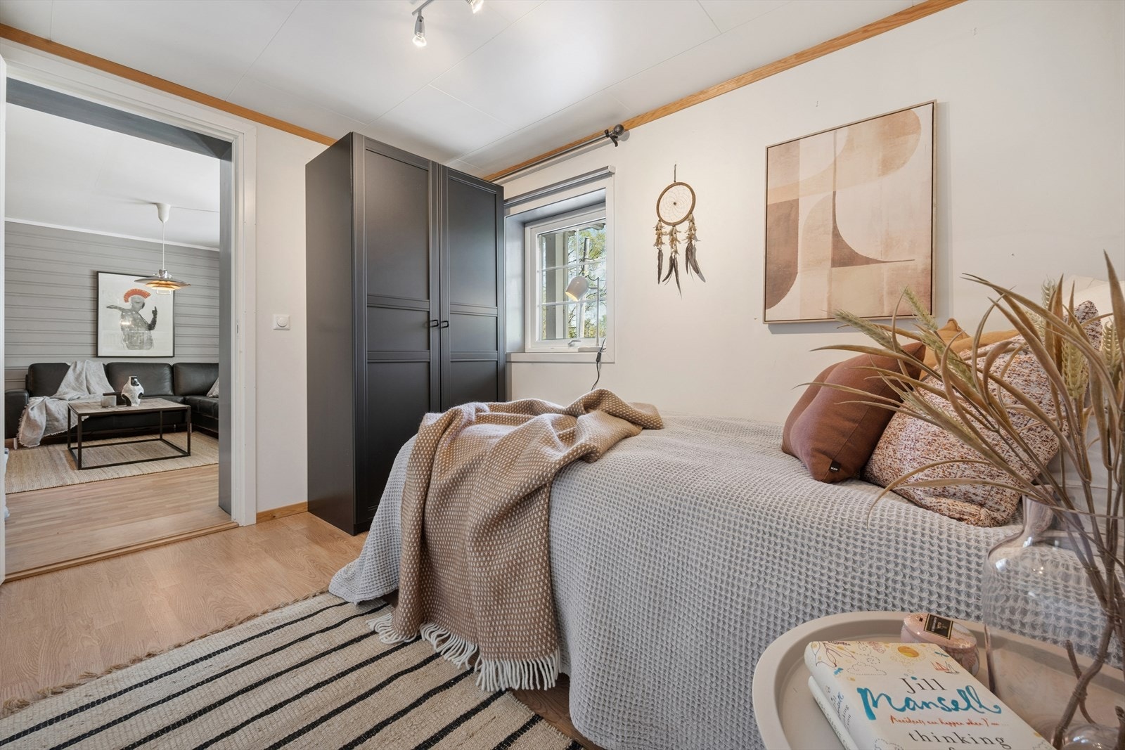 Rommet har plass til seng og oppbevaring, og oppleves lyst og trivelig med vindu som slipper inn godt med dagslys. Galleribilde