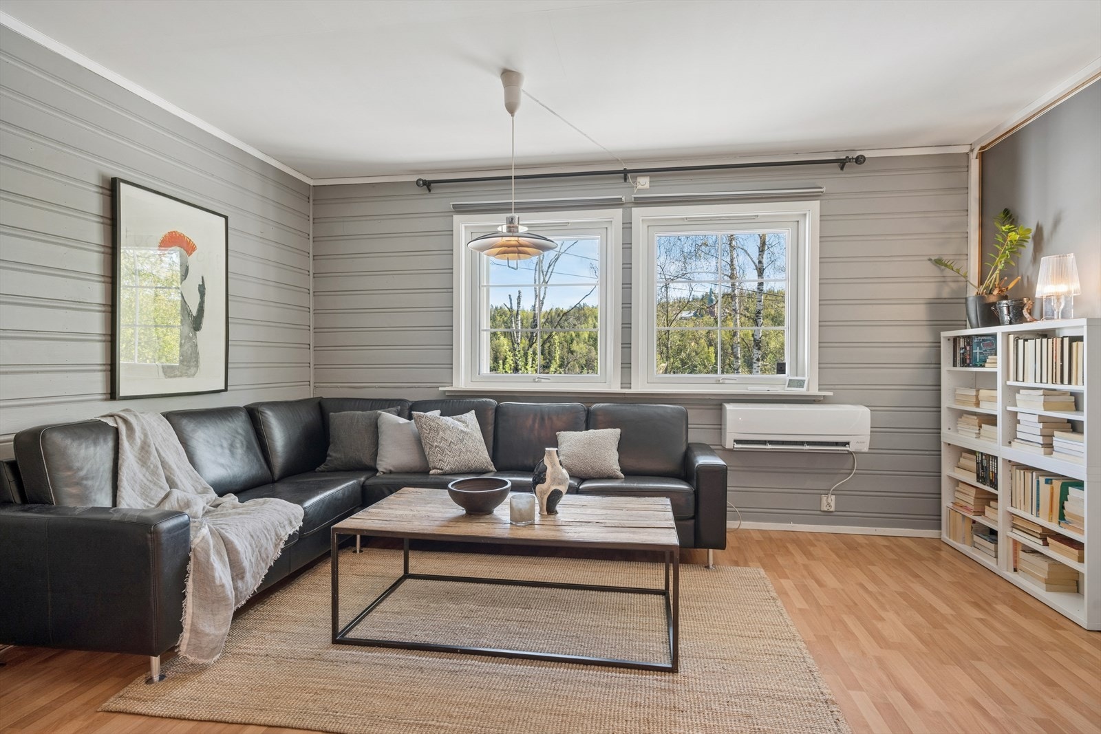 Fra stuen får man en flott utsikt mot Nordvannet, noe som gir rommet en ekstra kvalitet. Galleribilde