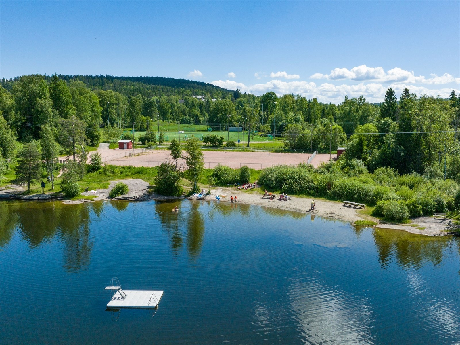 Badestranden ved DIF banen med badebrygge. I området er det flere idylliske badeplasser rundt vannene. Galleribilde