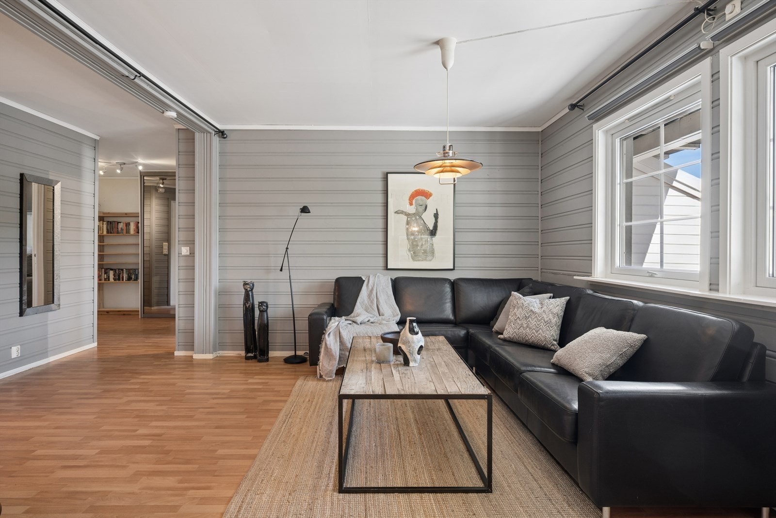 Stuen er lys og romslig med gode vindusflater som slipper inn rikelig med dagslys. Galleribilde