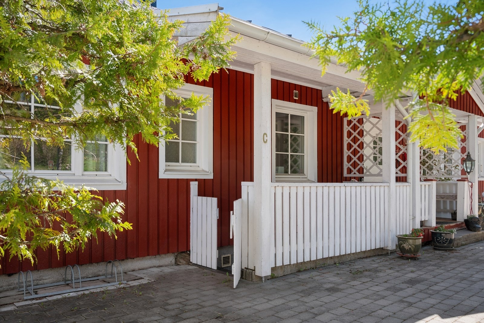 Leiligheten ligger i underetasjen av boligen. Galleribilde