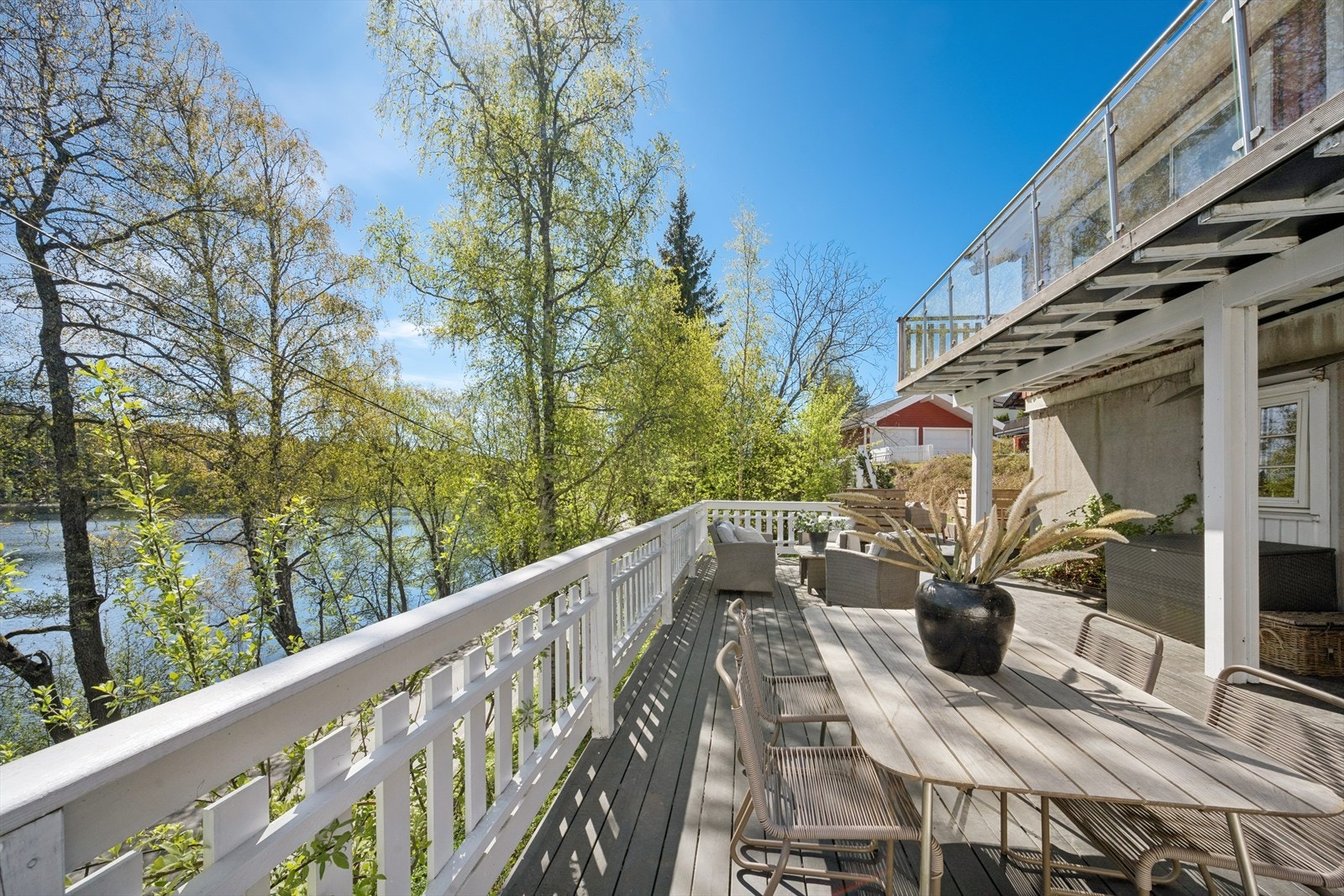 Terrasse på ca. 85 m2, samt markterrasse og hagedel gir boltreplass nok til liten og stor. Galleribilde