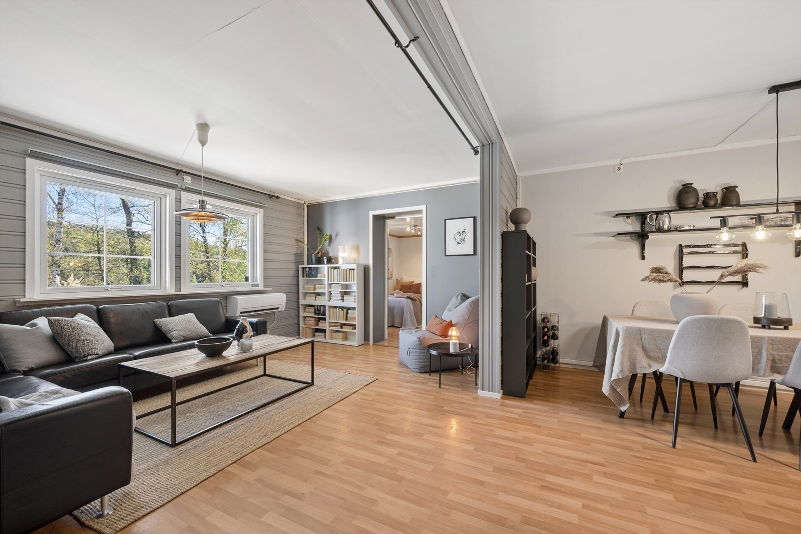 Rommet har en naturlig inndeling med plass til både sofagruppe og spisestue. Galleribilde
