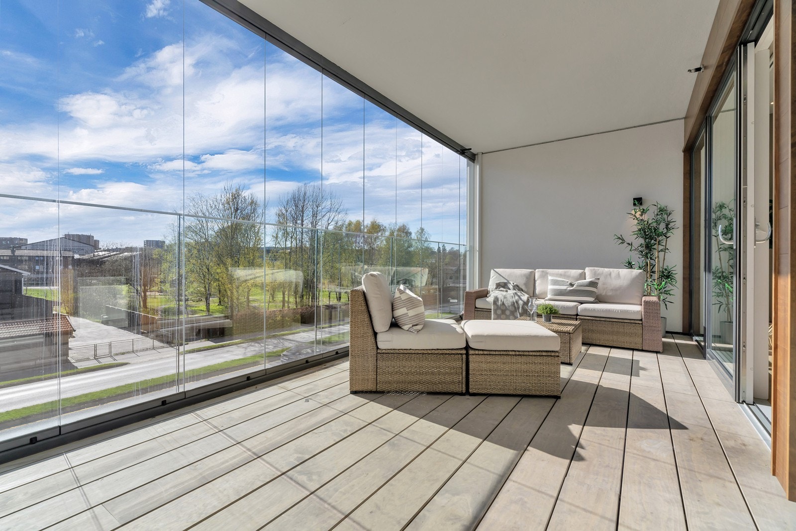 Stor solrik innglasset balkong Galleribilde