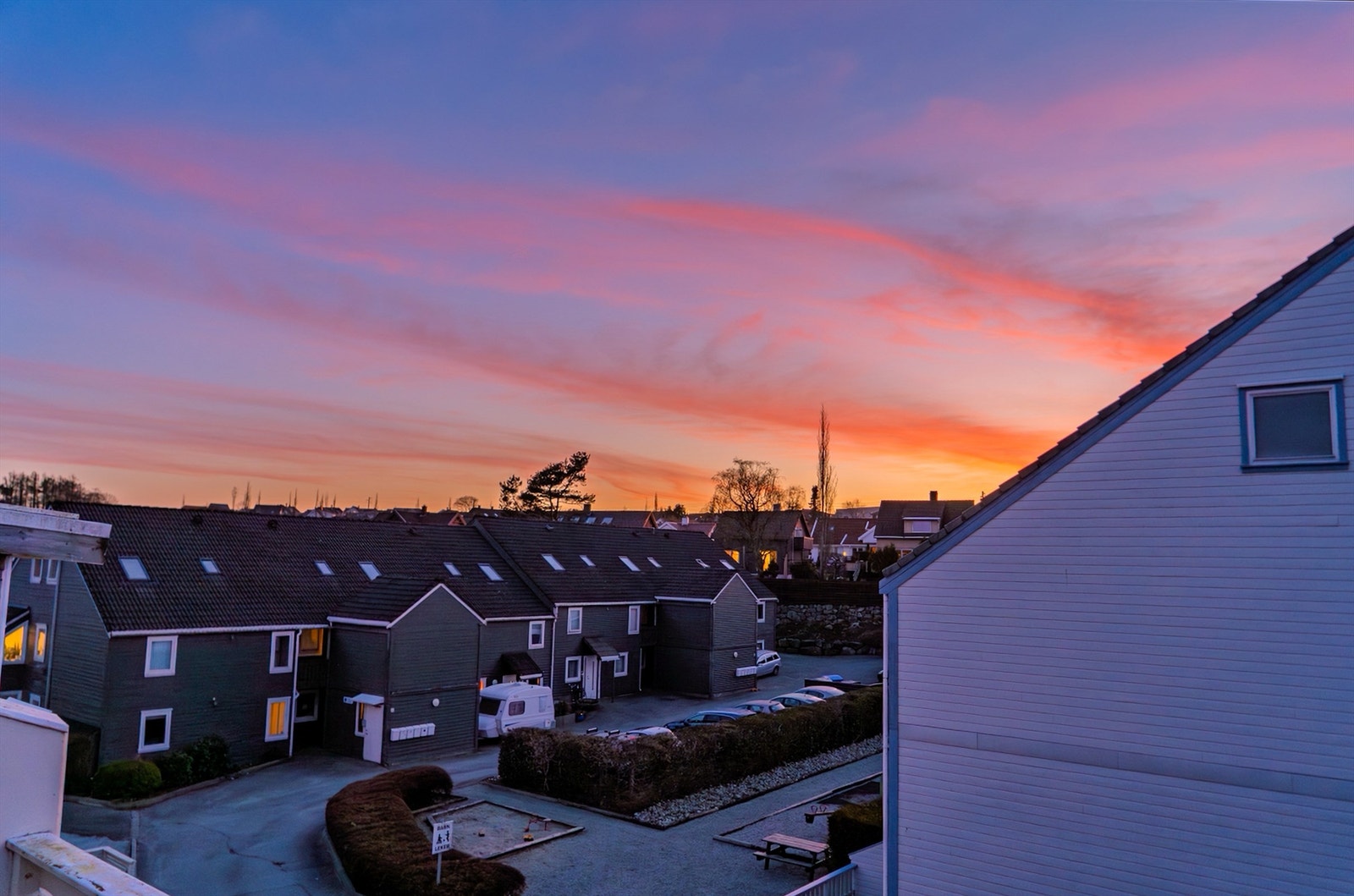 Selgers bilde av solnedgang sett fra egen veranda. Galleribilde
