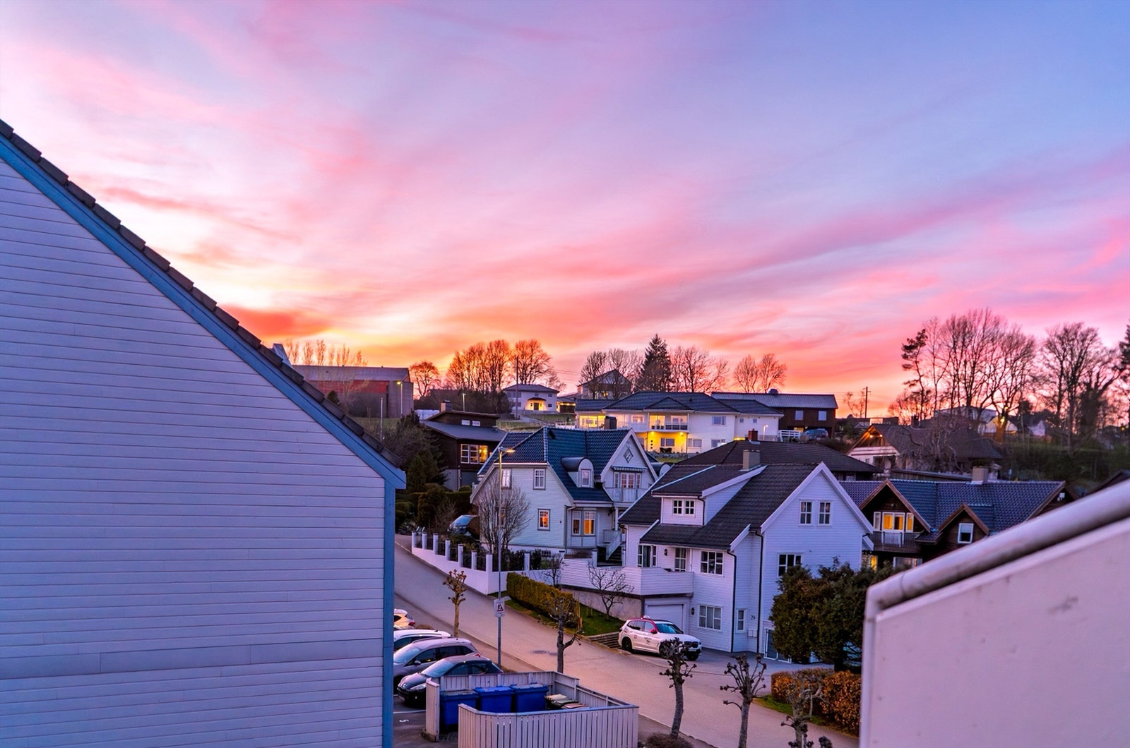 Selgers bilde av solnedgang sett fra egen veranda. Galleribilde
