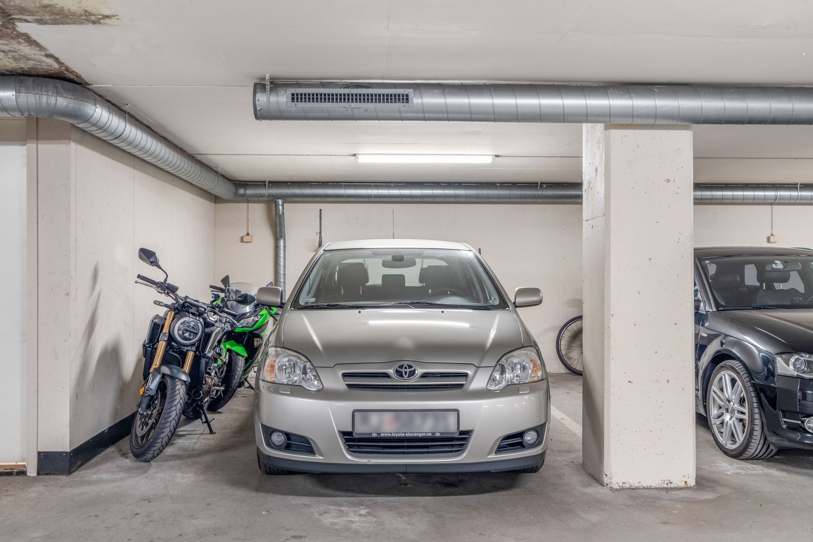 Garasjeplass nr. 10 i lukket anlegg i kjeller. En god bredde som har gitt selgere mulighet til å parkere både bil og motorsykler. Galleribilde