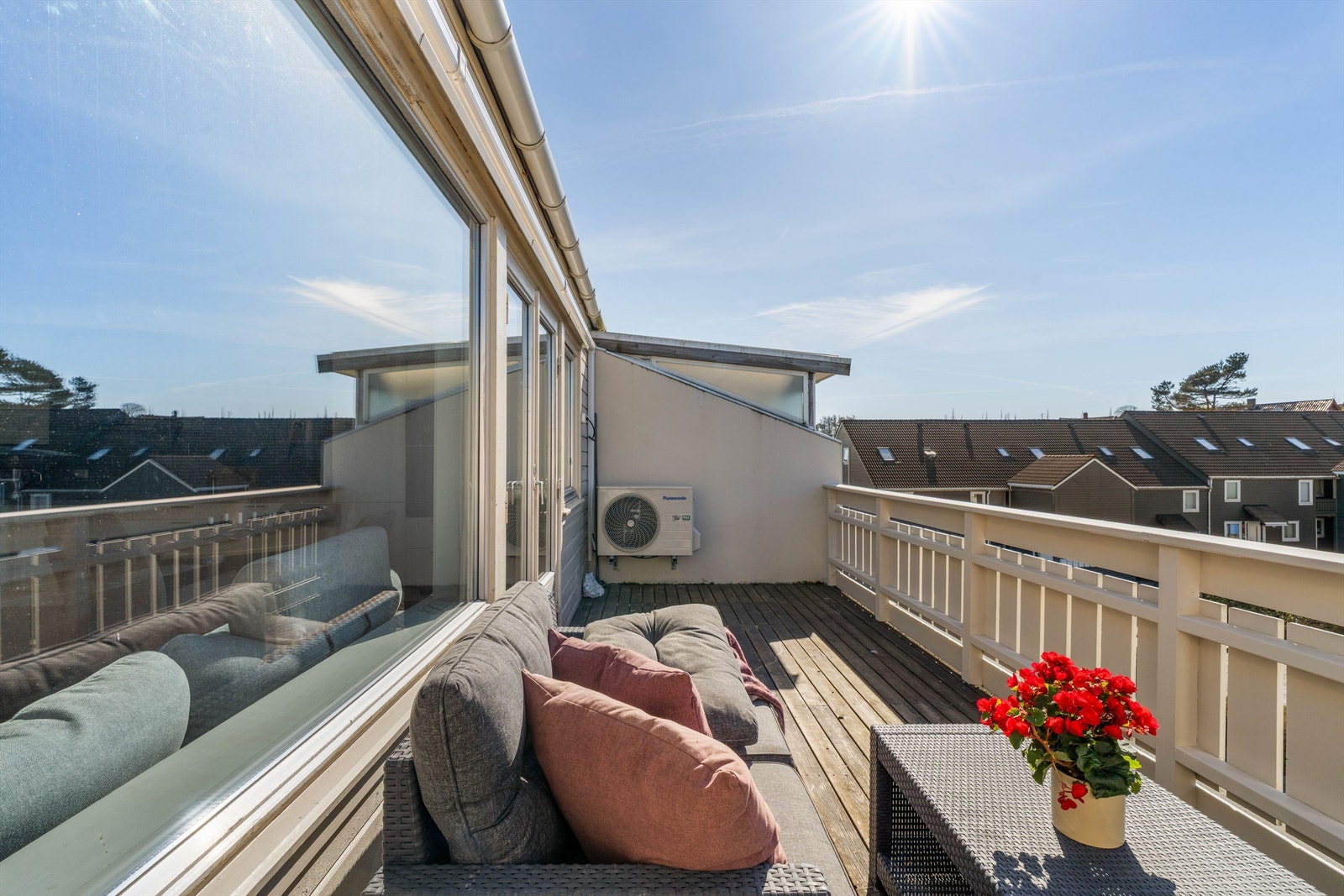 Leiligheten har også egen romslig veranda, av god størrelse og meget solrik. En herlig plass å tilbringe de gode sommerdager på. Utover kvelden er det også noen nydelig solnedganger som kan nytes herfra. Galleribilde