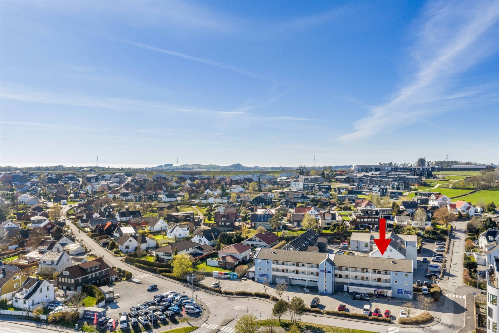Høydefoto med pil mot leiligheten.
Med butikk i 1 etg av blokken, blir hverdagen mye lettere og man har en kjempe enkel tilgang til alt man måtte trenge, bare få meter fra egen inngangsdør. Galleribilde