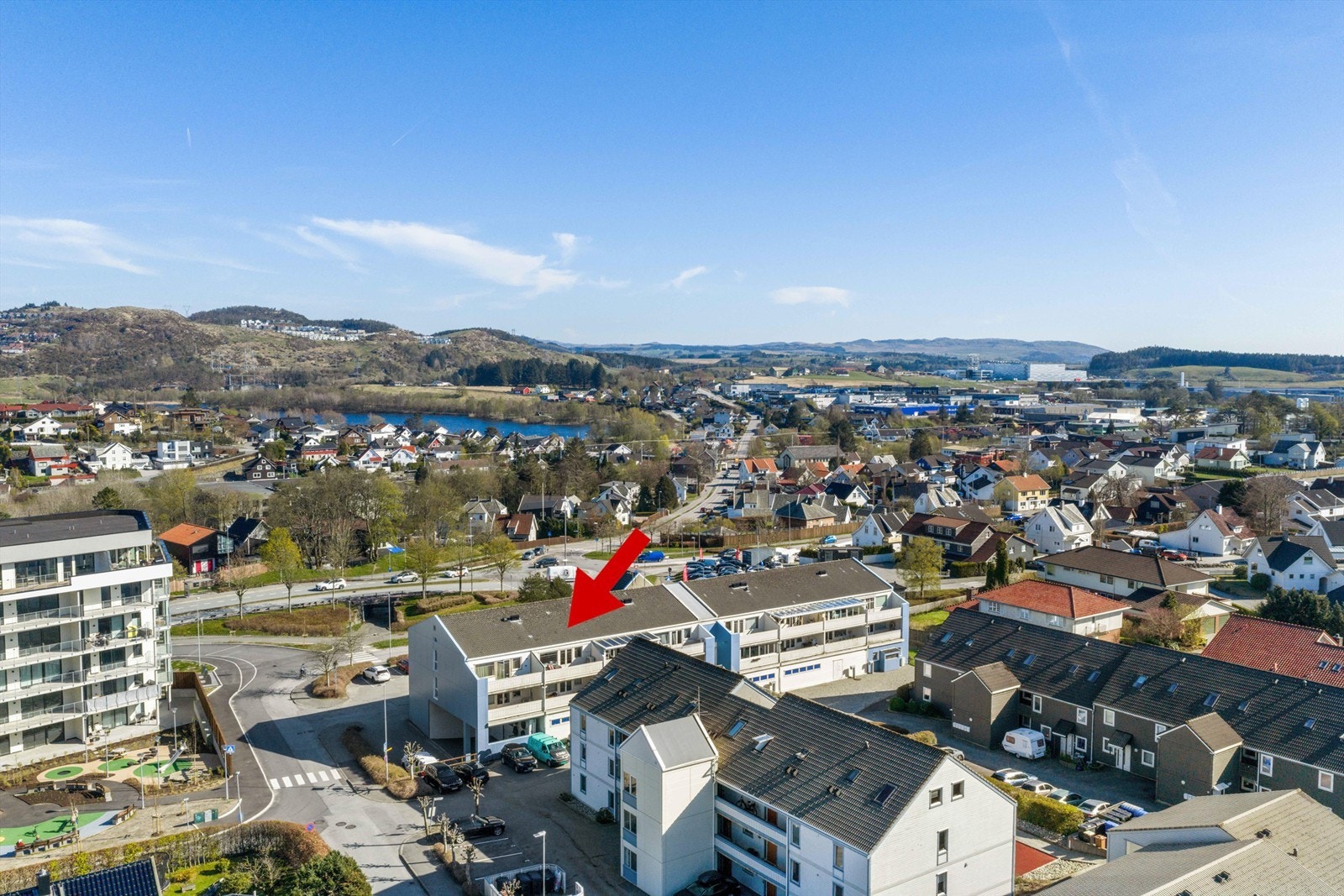 Høydefoto med pil mot leiligheten.
I bakgrunnen ser man vakre Stokkelandsvatnet, et utrolig flott turområdet med opplyst tursti rundt. Galleribilde