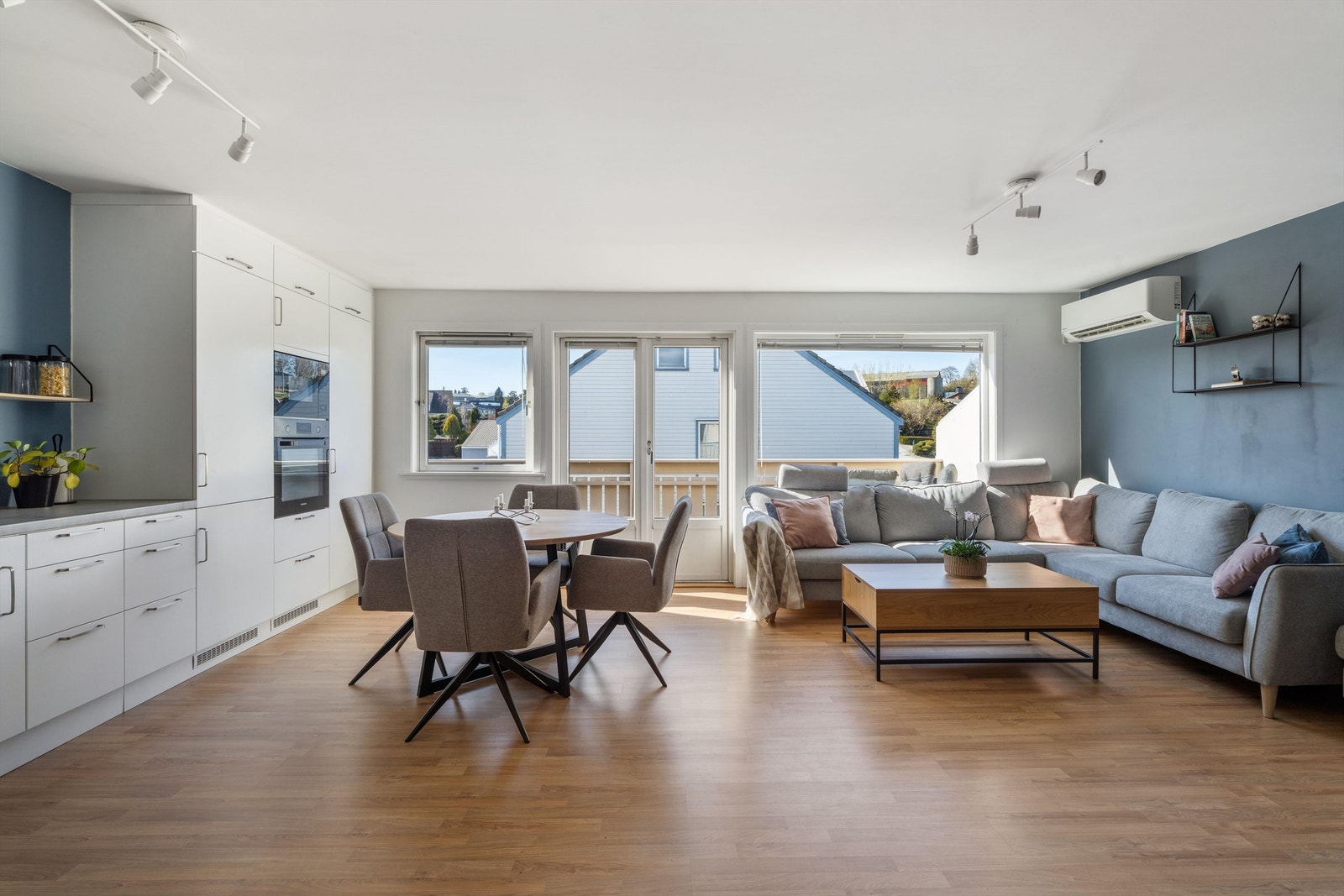 Stue har god plass til både sittegruppe og spisemøbler. Nymontert varmepumpe gjør også dagene enda mer behagelige både sommer og vinter.
Foto: Martin Nordbø Galleribilde